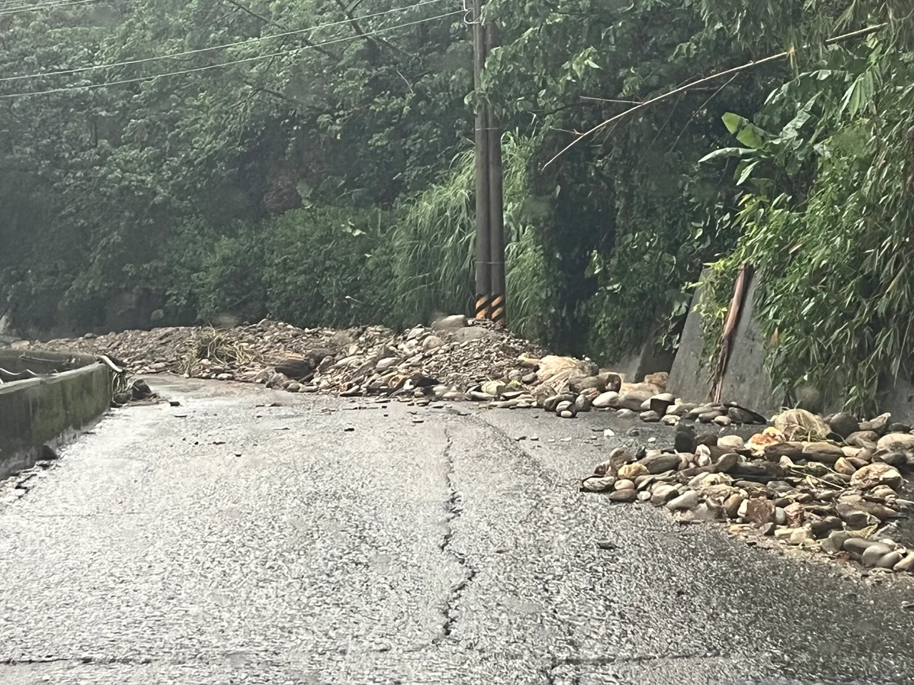 铁警因现场下大雨遭土石流阻碍,目前于山里站前待命。翻摄画面