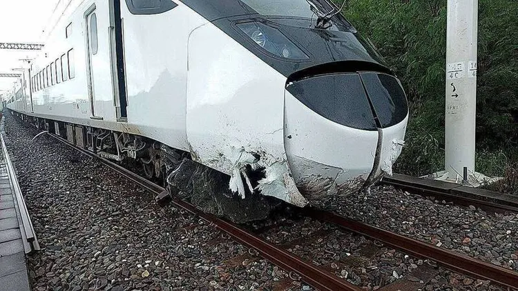 自強號撞擊落石事故。翻攝畫面