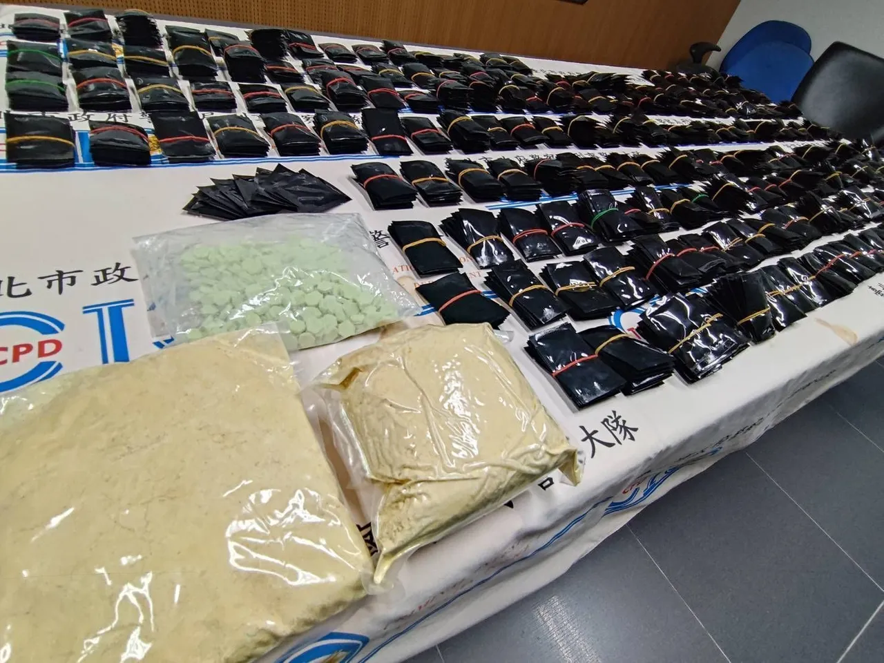 警方查获大量毒品咖啡包。警方提供