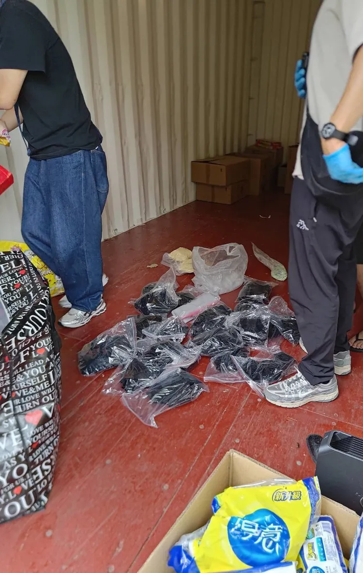 社子島的鐵皮貨櫃倉儲內藏有大量毒品。警方提供