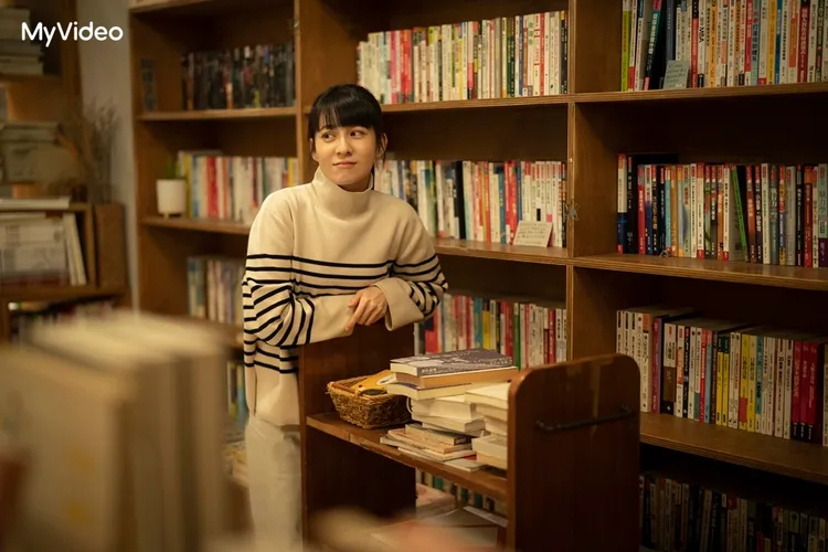 連俞涵化身書店闆娘，和李玉璽姊弟互動太自然。台灣大哥大MyVideo提供