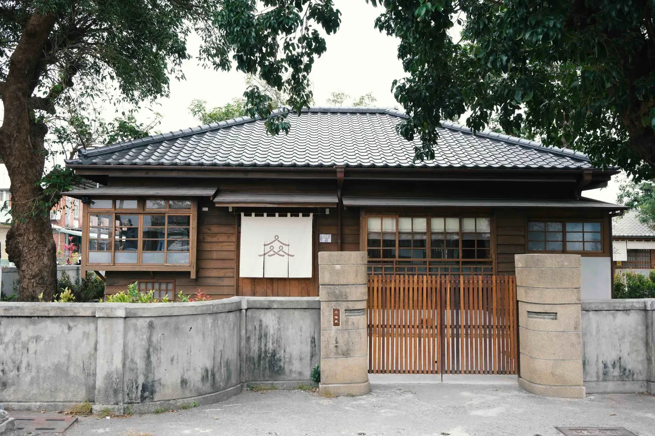 由昭和年间的日式木造宿舍群改建的「宝桑町屋」 ,展现复古和风的怀旧风韵。云品国际提供