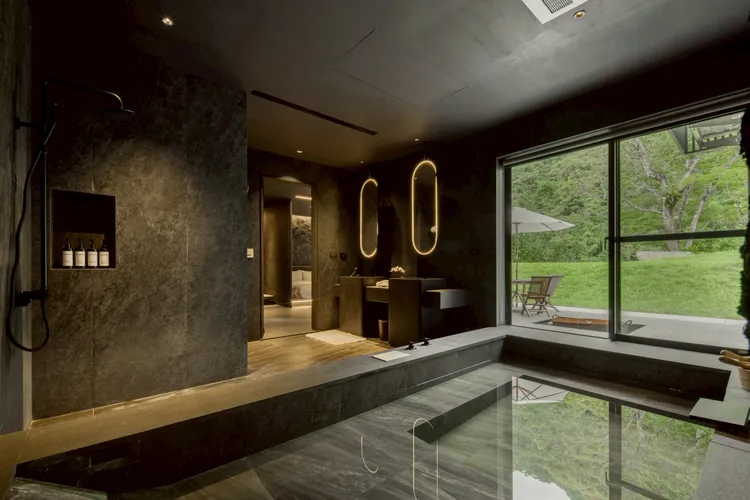 隱身於台北烏來山林之間的奢華溫泉 Villa Resort「蘇卡利・漫活」 ，全館僅有 5 間獨棟 Villa。雲品國際提供