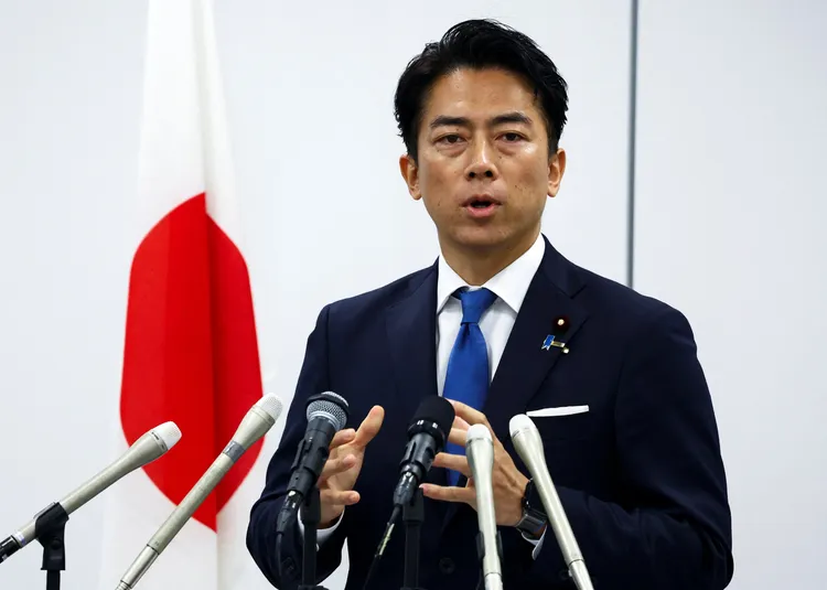 小泉進次郎在參選記者會上宣布拼經濟的政見。路透社