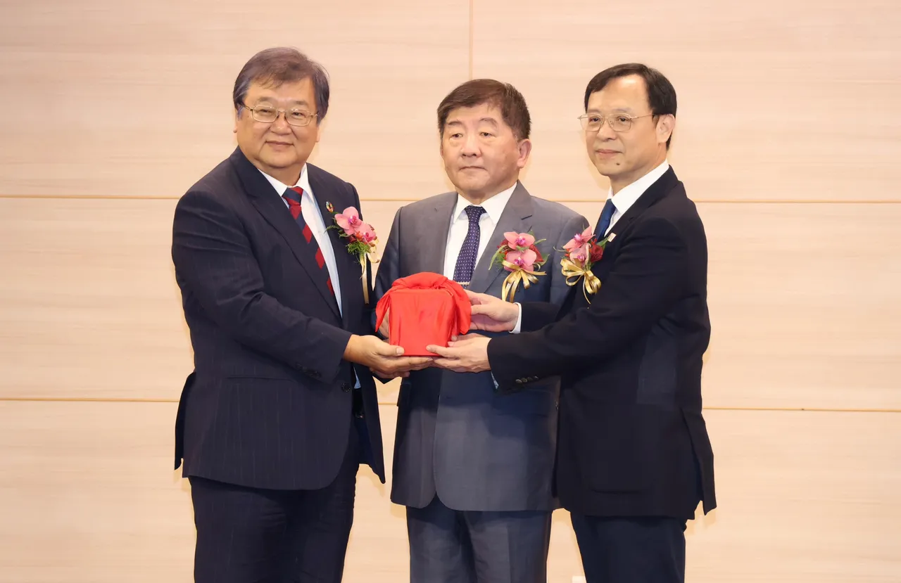 卫福部长交接典礼 新任卫福部长石崇良(右起)在行政院政务委员陈时中监交下,与卸任部长邱泰源交接印信。庄宗达摄