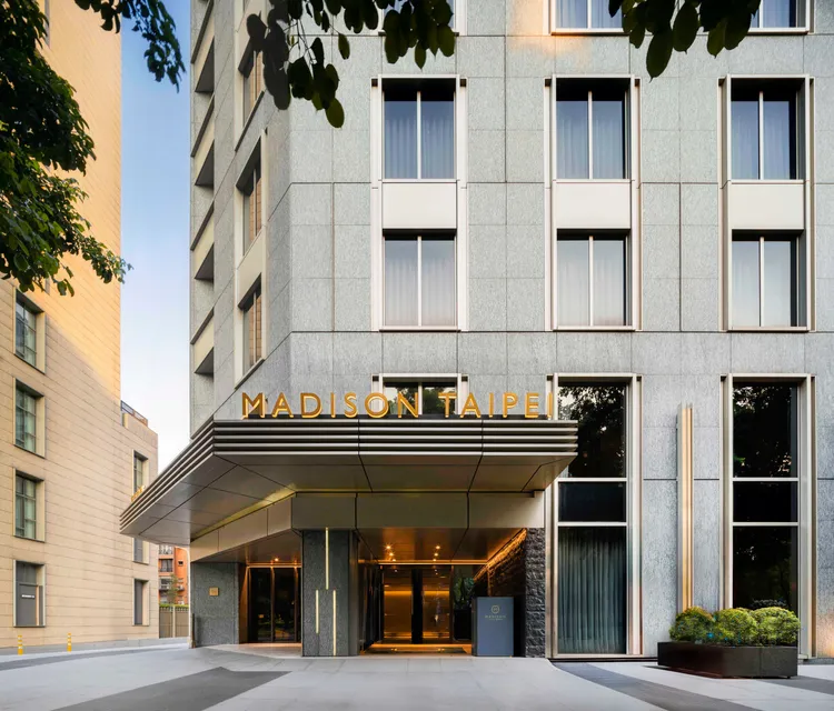 台北慕軒飯店倚著台北最美的敦化林蔭大道，慶品牌加盟，推出系列住房與餐飲活動。 台北慕軒飯店提供