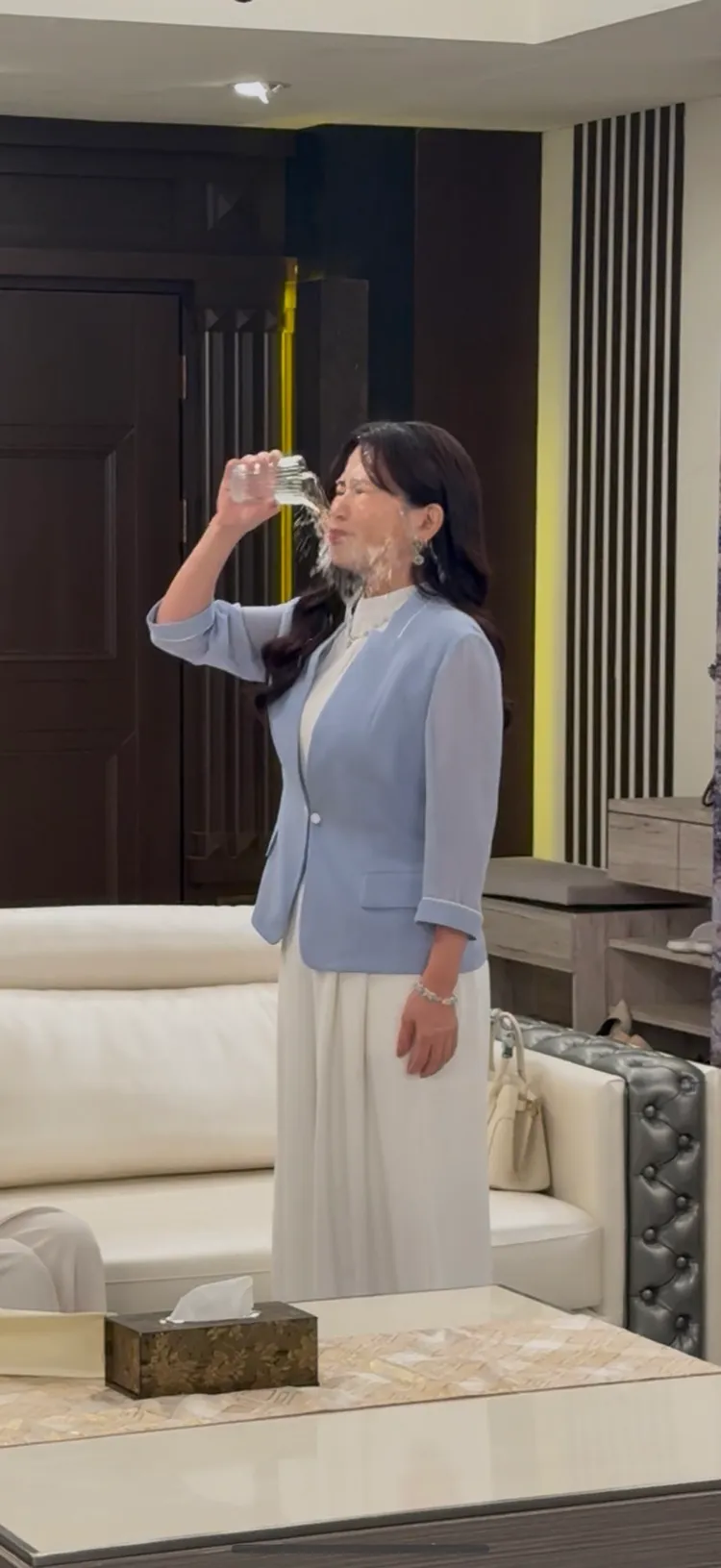 德馨這次很有喜感，擔心被欺負先潑自己水。三立提供