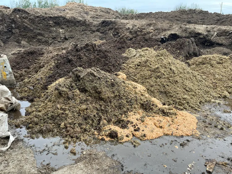 現場堆置之劣質肥料。環保局提供