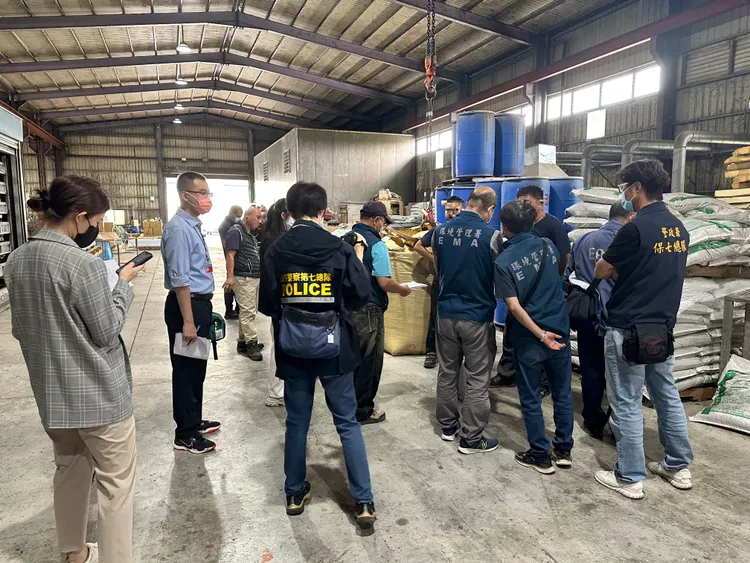 專案小組到現場查緝。保七總隊提供