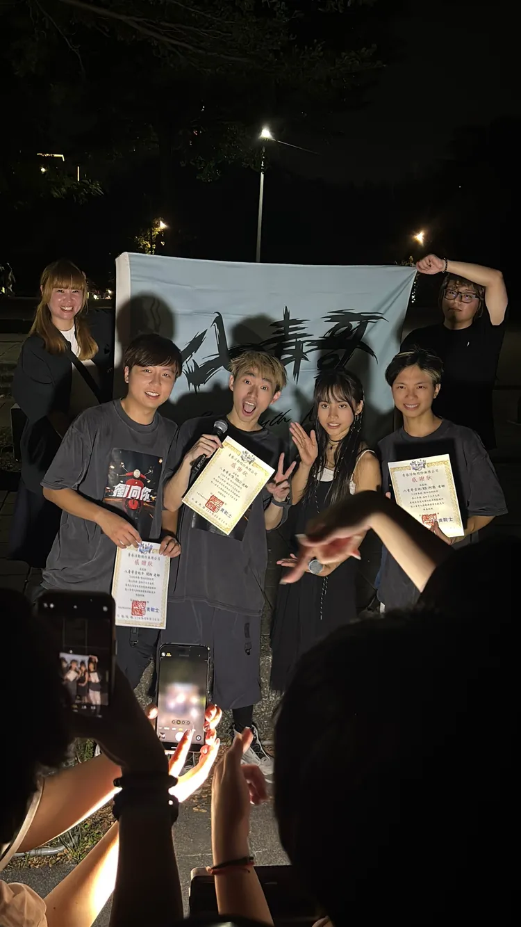 吳汶芳現身為八青哥打氣。青春音樂、馬槽音樂提供