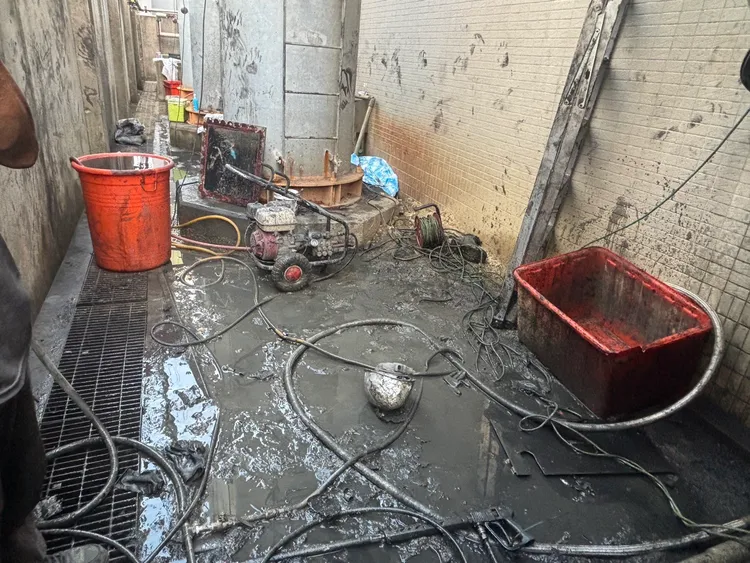 委外廠商派廖男清洗設備，疑似現場泥濘潮濕漏電，遭電擊命危。民眾提供