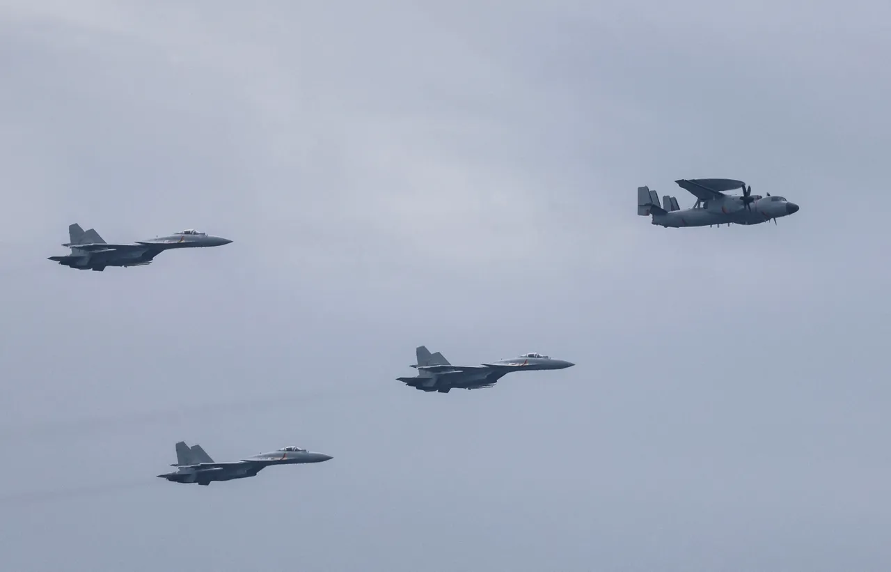 圖為共軍殲-15與空警600(KJ-600)空中預警機。空警600是中國自主研製的艦載固定翼預警機,具有預警探測、作戰指揮等功能,主要配合新型電磁彈射的福建艦起降,探測距離約500公里。路透社