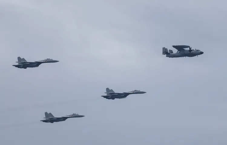 圖為共軍殲-15與空警600(KJ-600)空中預警機。空警600是中國自主研製的艦載固定翼預警機，具有預警探測、作戰指揮等功能，主要配合新型電磁彈射的福建艦起降，探測距離約500公里。路透社