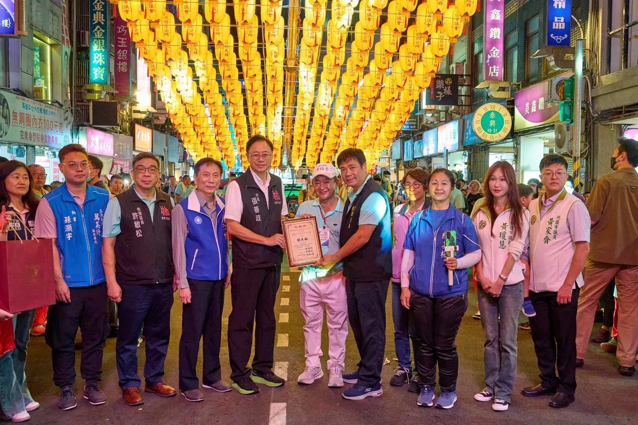 桃园庆赞中元游街活动今年总计有11辆水灯排车共同亮相,场面盛大壮观,市长张善政特别颁发感谢状予景福宫及慈护宫,肯定庙方将中元普渡供品捐赠市府「食享冰箱」,分享给弱势族群,传递祝福与关怀。庙方提供