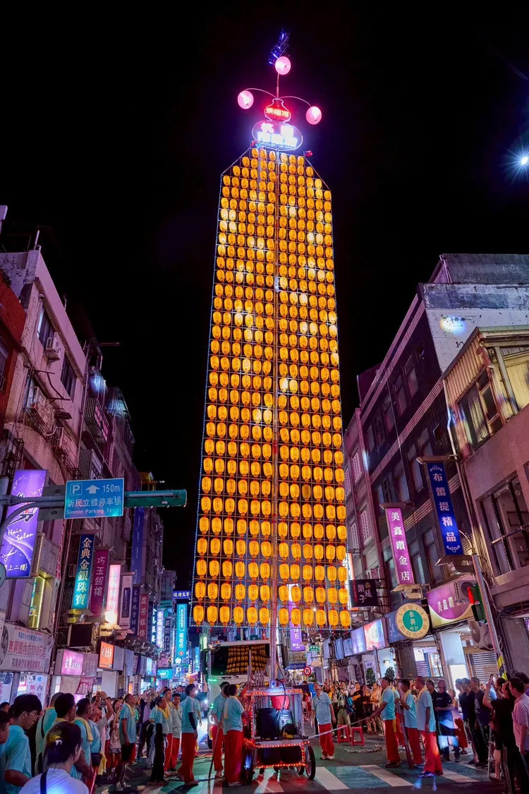 桃園市政府打造高達25公尺、由360盞燈組成的壯觀水燈排車，相當壯觀吸睛。廟方提供