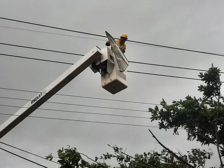台電人員冒雨搶修電力。台電提供