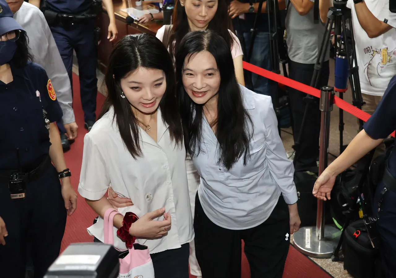 京华城案北院重开羁押庭 应晓薇在大女儿应佳妤陪同下出庭。庄宗达摄