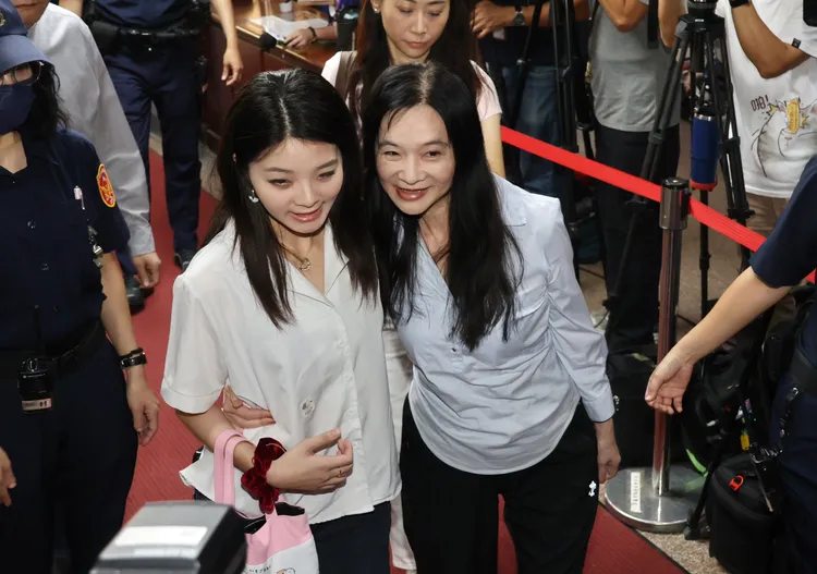 京華城案北院重開羈押庭 應曉薇在大女兒應佳妤陪同下出庭。莊宗達攝