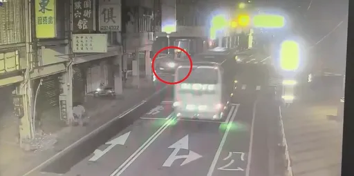 苗栗2男大生共乘机车打撞球 遭国光客运撞飞双亡