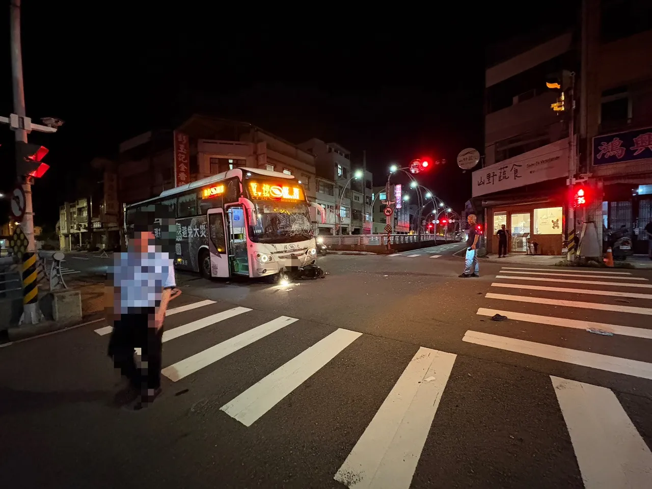 事故发生在苗栗市中山路、建功路口。民众提供