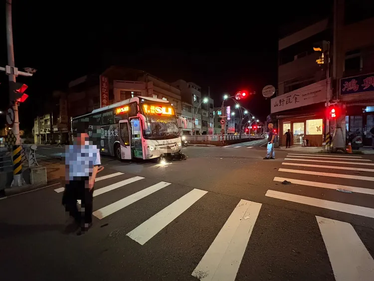 事故發生在苗栗市中山路、建功路口。民眾提供