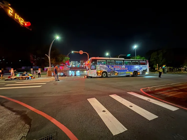 機車疑似闖紅燈。民眾提供