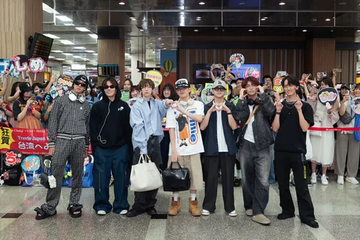 日人氣男團抵台!手比愛心 300位粉絲接機