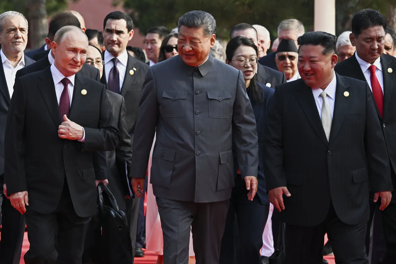 中国国家主席习近平(中)与俄罗斯总统普丁(左)及北韩领导人金正恩(右)历史性同框。美联社