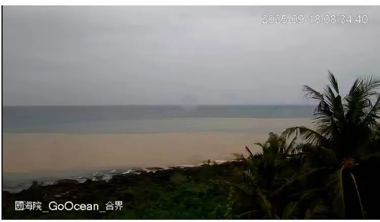 墾丁海岸滿是黃泥水。翻攝自國家海洋研究院即時影像