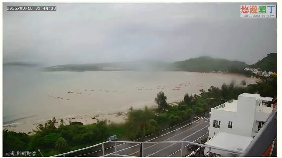 垦丁海岸满是黄泥水。翻摄自南湾即时影像