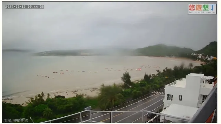 墾丁海岸滿是黃泥水。翻攝自南灣即時影像