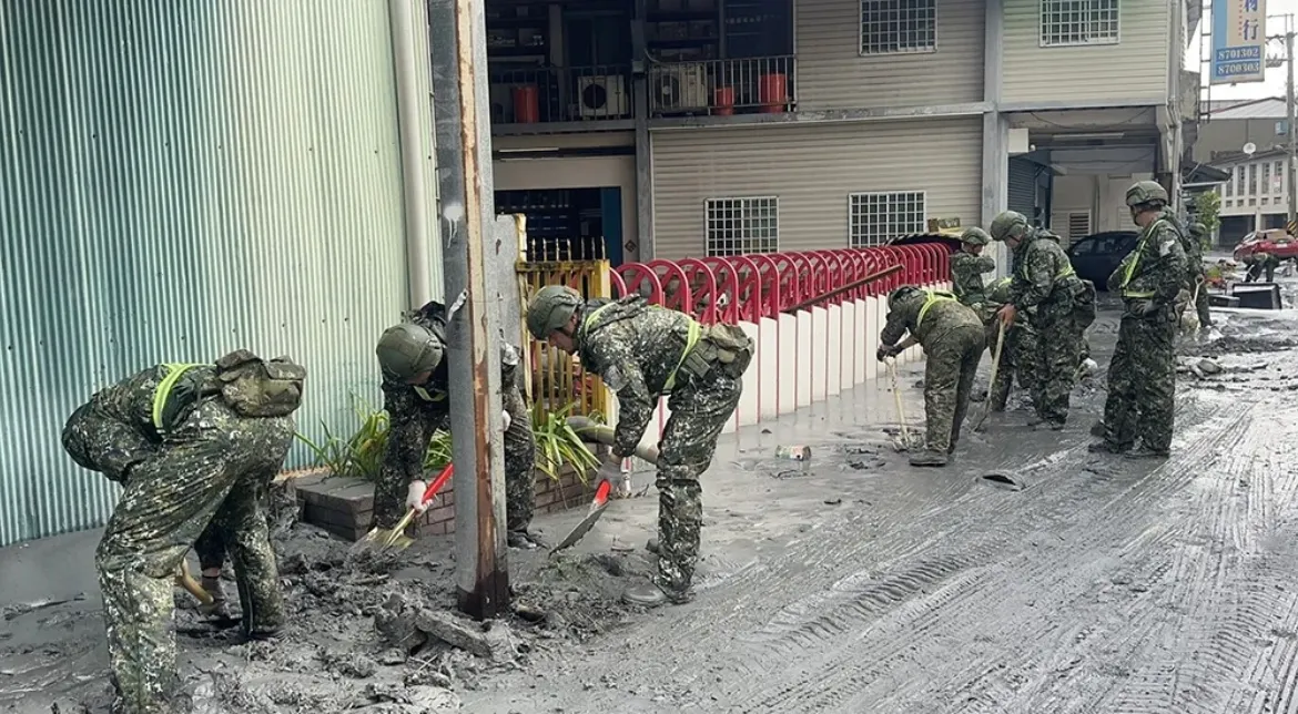 国军出动协助灾区清洁。翻摄徐榛蔚脸书