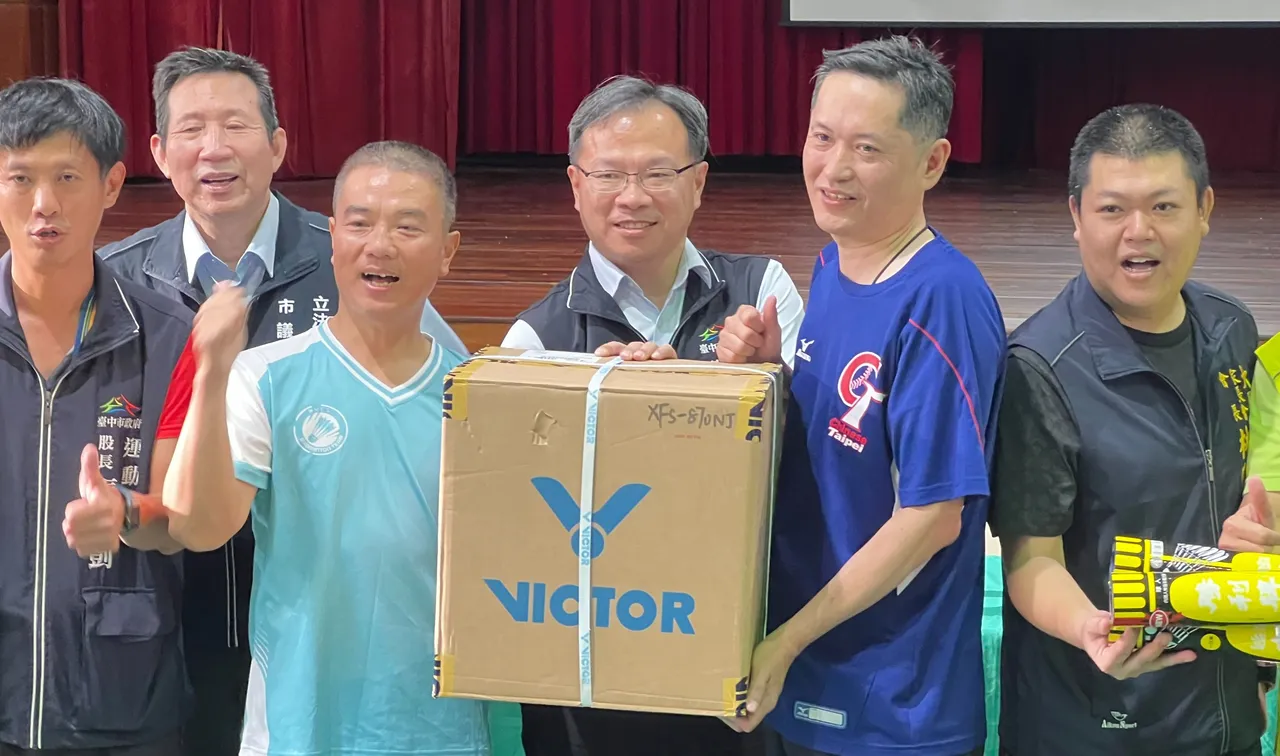 運彩公會理事長何昱奇(右二),捐贈大勇國小近5千顆羽毛球,價值約20萬元。鮮明攝