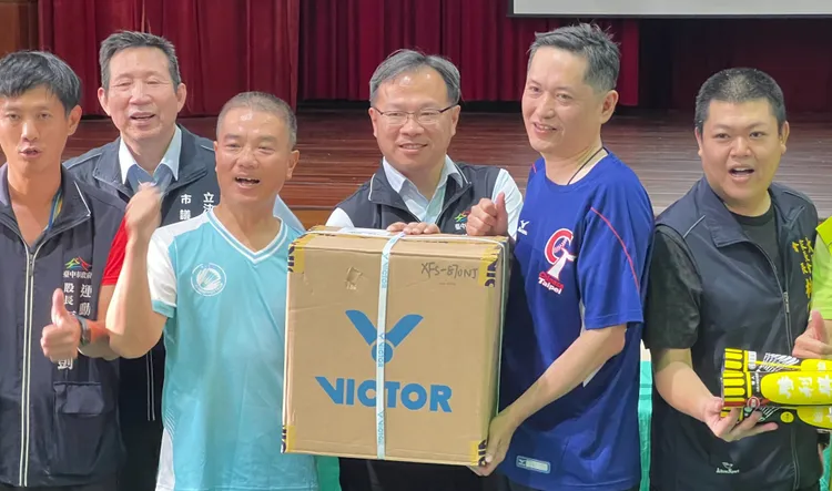 運彩公會理事長何昱奇（右二），捐贈大勇國小近5千顆羽毛球，價值約20萬元。鮮明攝