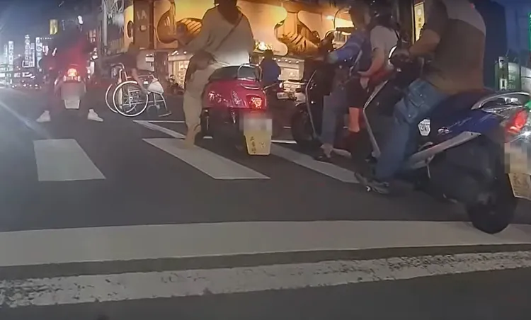 輪椅人走在行人道外過紅燈，險象環生。翻攝WoWtchout-地圖型行車影像分享平台