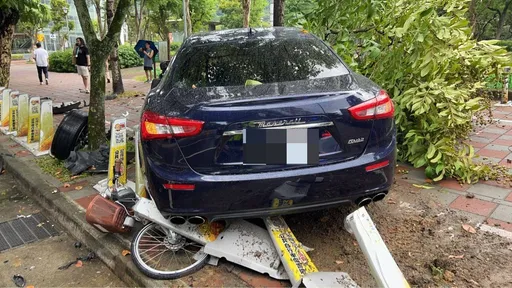 「海神」失控撞3車!衝人行道掃斷路樹、UBike車樁