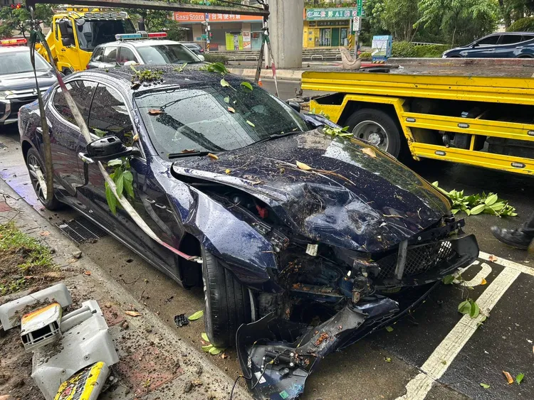 價值數百萬元的「海神」車頭凹陷、毀損嚴重。翻攝畫面