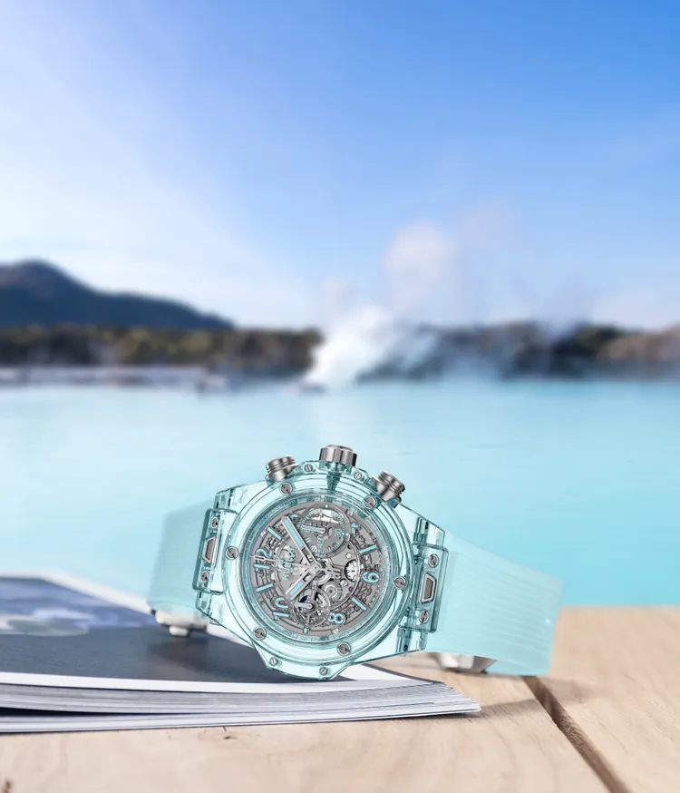 HUBLOT Big Bang Unico湖水藍寶石計時碼錶，44mm，拋光水藍寶石水晶錶殼，拋光透明鏤空錶盤，透明湖水藍內襯橡膠錶帶，MHUB1280 UNICO自製自動上鍊飛返計時機芯，動力儲存72小時，防水深度50米，全球限量50只，445萬7000元。品牌提供