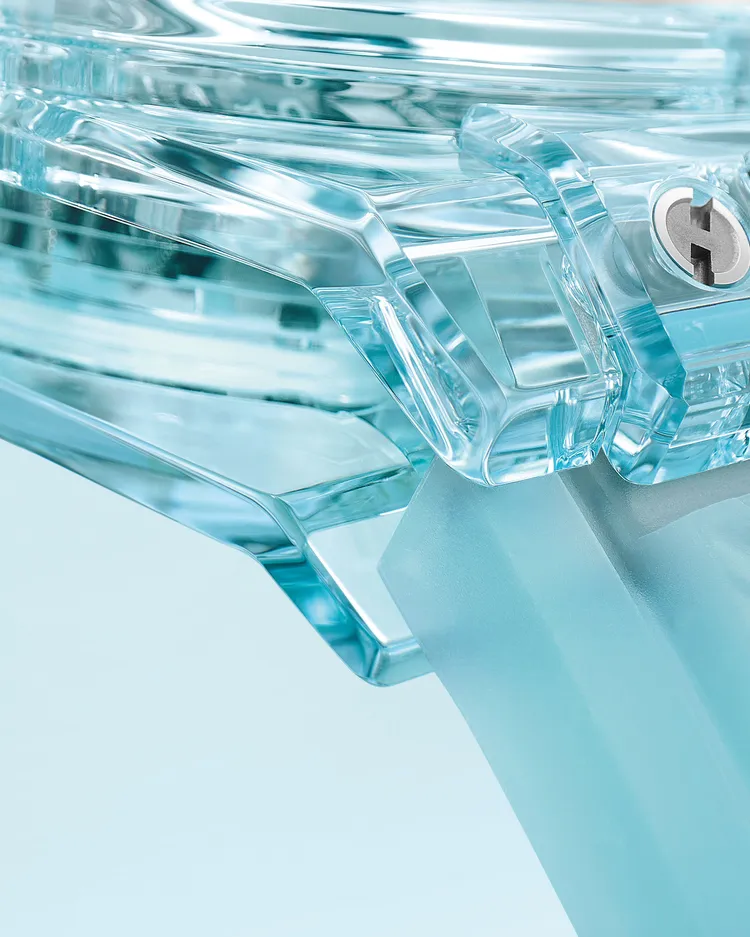 HUBLOT Big Bang Unico湖水藍寶石計時碼錶創作靈感來自冰島地熱奇景藍湖。品牌提供