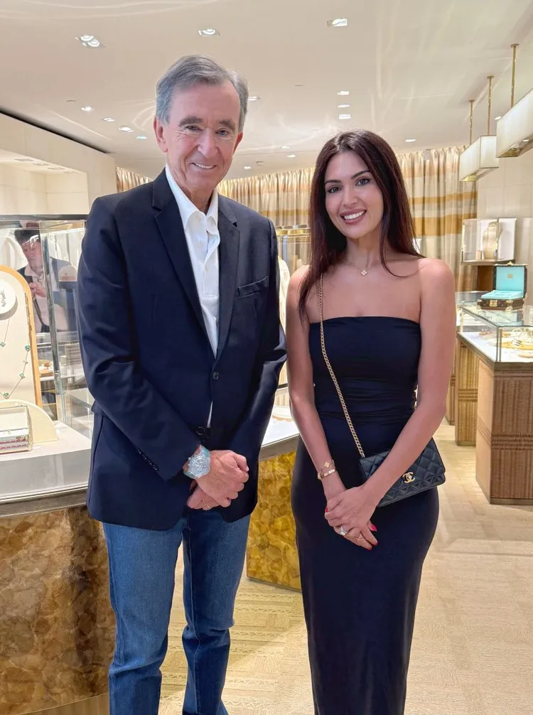 LVMH集團總裁（左）戴上HUBLOT Big Bang Unico湖水藍寶石計時碼錶。翻攝Nikita Sachdev Lord / LinkedIn