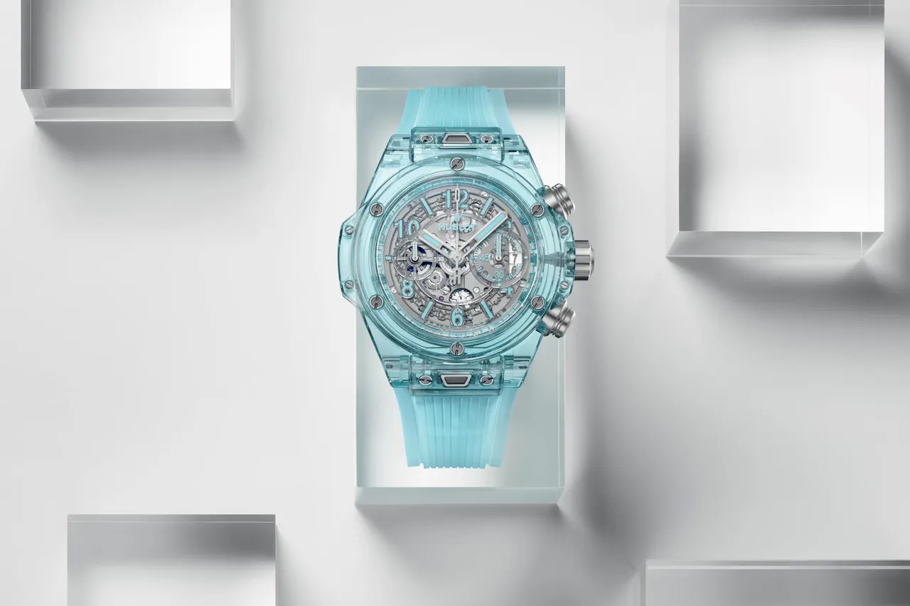 HUBLOT Big Bang Unico湖水藍寶石計時碼錶,44mm,拋光水藍寶石水晶錶殼,拋光透明鏤空錶盤,透明湖水藍內襯橡膠錶帶,MHUB1280 UNICO自製自動上鍊飛返計時機芯,動力儲存72小時,防水深度50米,全球限量50只,445萬7000元。品牌提供