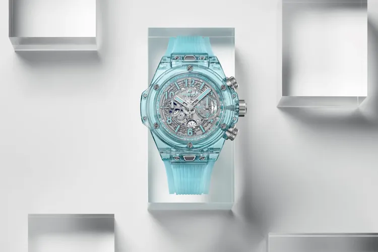 HUBLOT Big Bang Unico湖水藍寶石計時碼錶，44mm，拋光水藍寶石水晶錶殼，拋光透明鏤空錶盤，透明湖水藍內襯橡膠錶帶，MHUB1280 UNICO自製自動上鍊飛返計時機芯，動力儲存72小時，防水深度50米，全球限量50只，445萬7000元。品牌提供