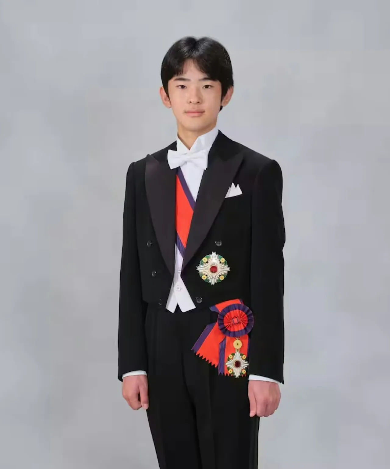 悠仁亲王身穿燕尾服,佩戴「大勲位菊花大绶章」亮相。