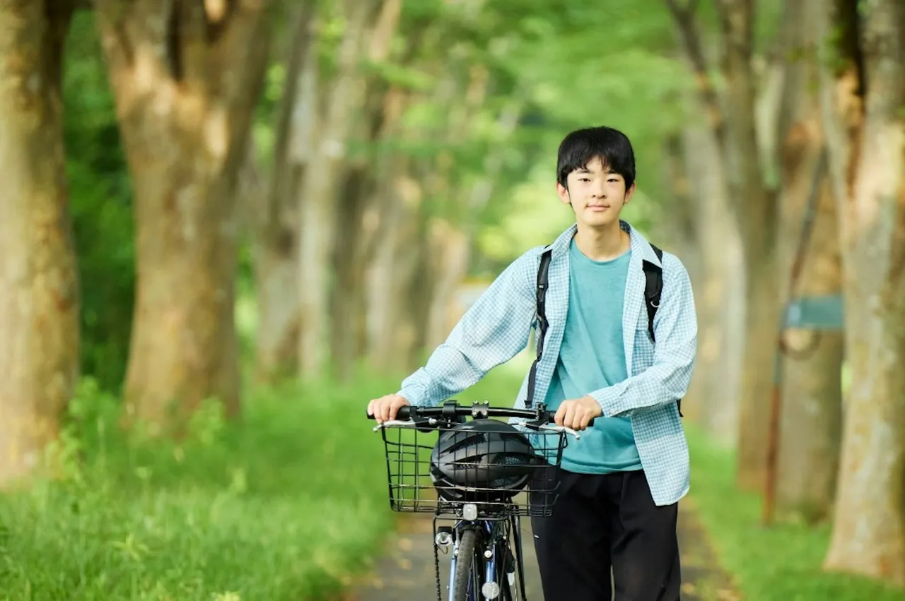 日本宫内厅也发布悠仁以休闲打扮牵著自行车照片,青春洋溢。