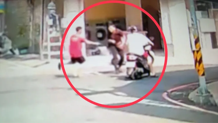 熱心民眾跟著抓人，還有機車騎士絆倒犯嫌，與警方合力將王男制伏。翻攝照片