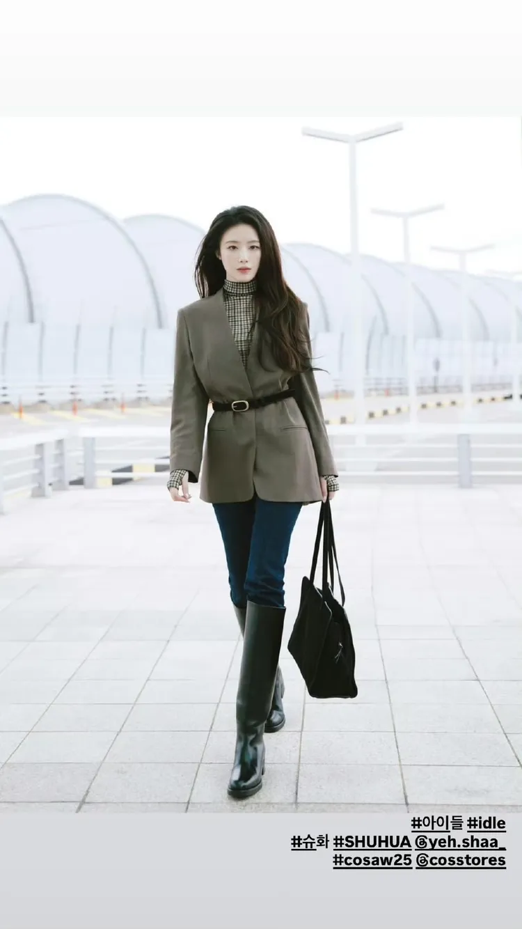 葉舒華的機場造型以西裝外套內搭格紋高領上衣、黑色長靴。翻攝i-dle IG