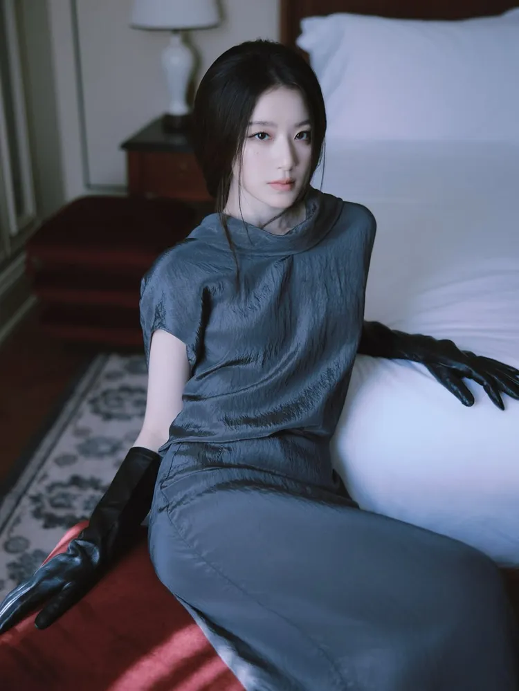 深灰色造型讓葉舒華透出一股清冷東方美感。翻攝葉舒華IG