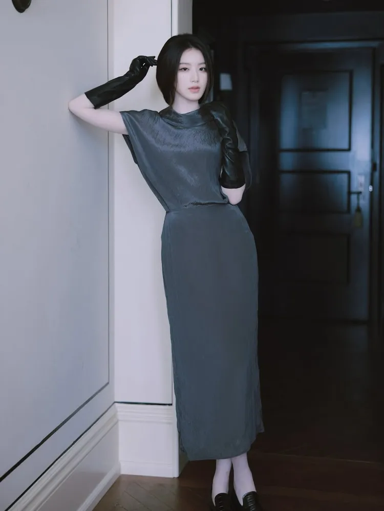 葉舒華以低馬尾造型搭配COS灰色皺摺鍛面套裝。翻攝葉舒華IG