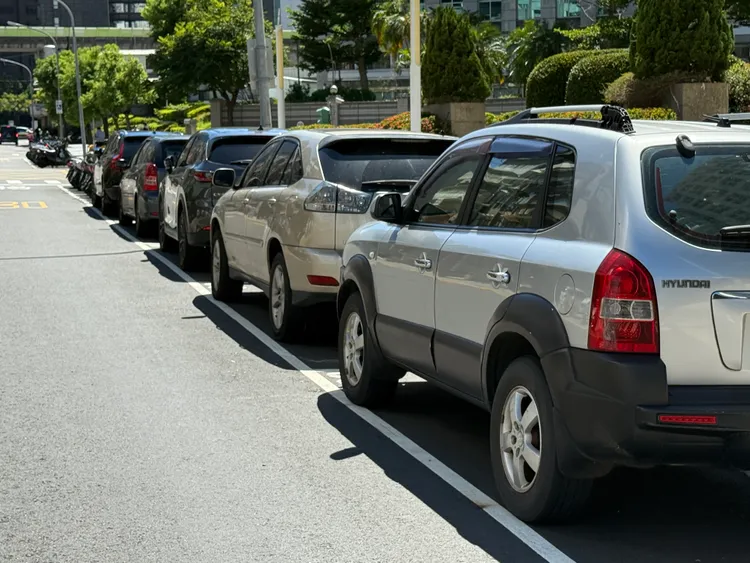 桃園中壢10條路段10月起採計時收費，前30分鐘免費、之後每小時10元。攝影中心
