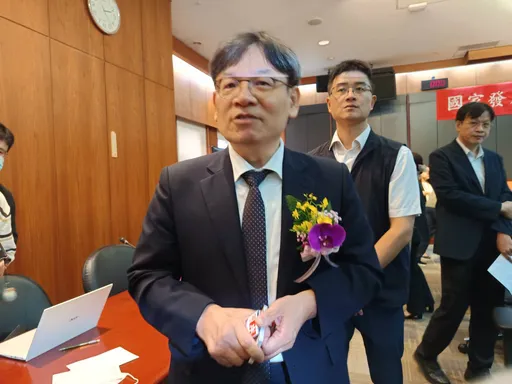 前中經院長葉俊顯今接任國發會主委 推4大措施規劃「AI新十大建設」